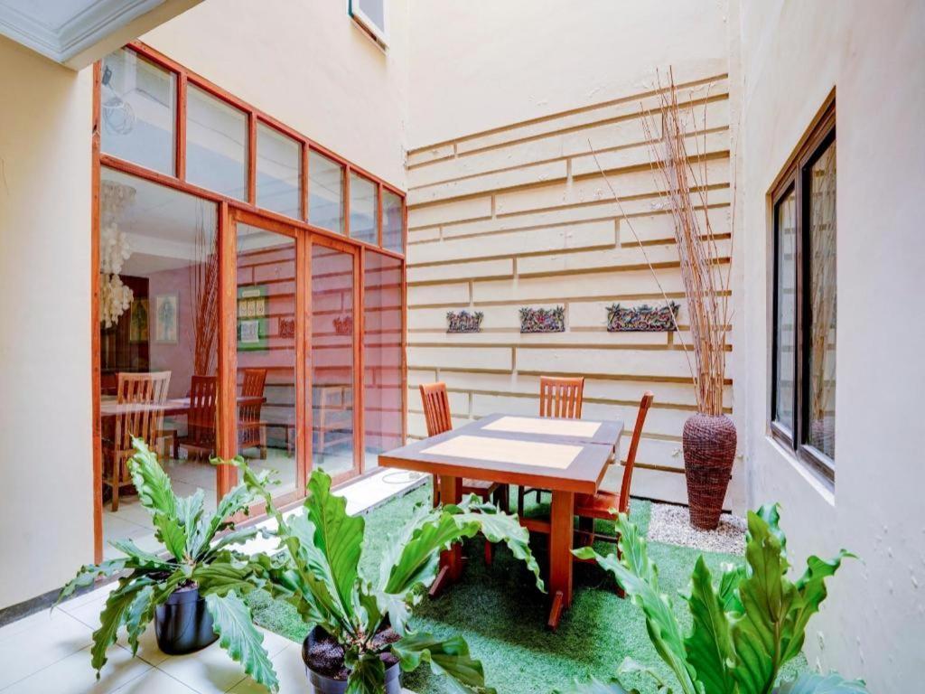 Oyo Flagship 90425 22 Hotel Surabaya